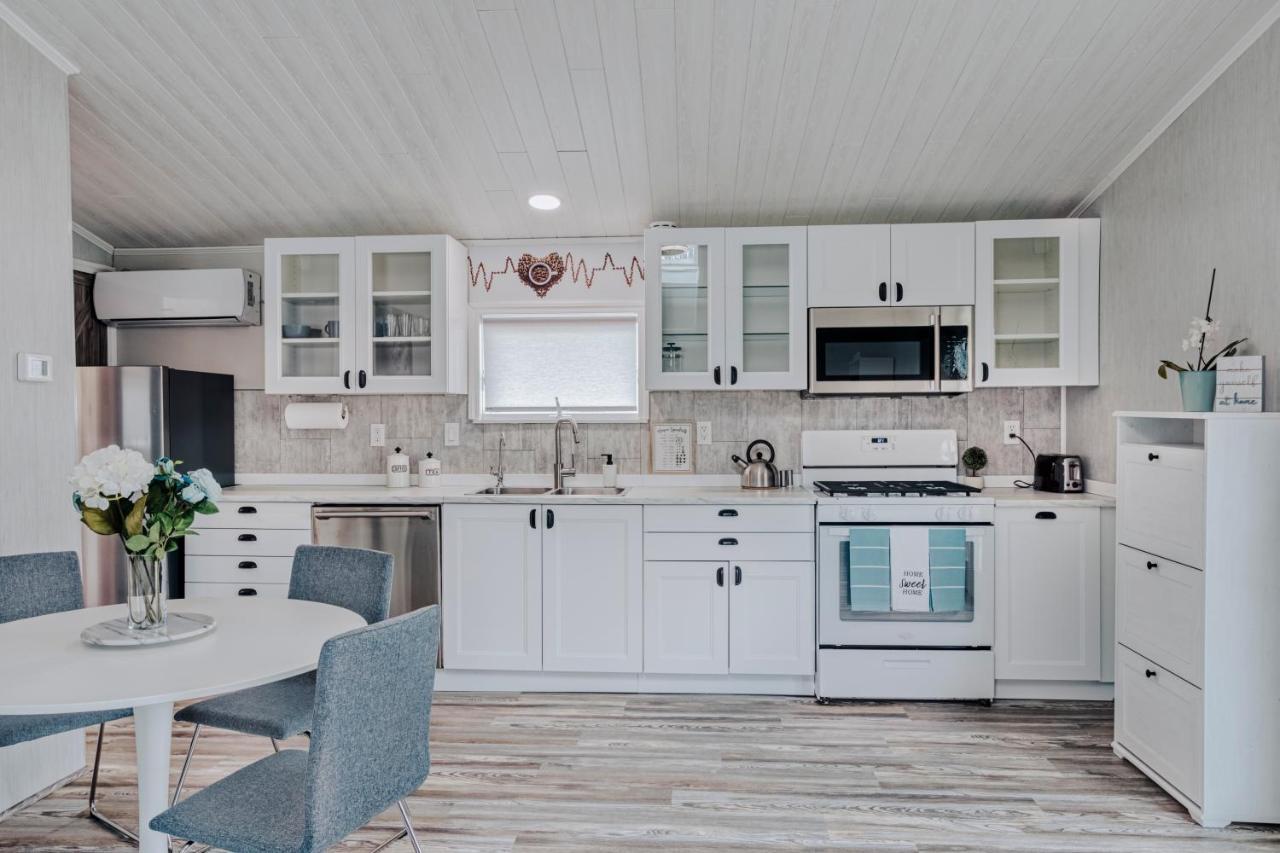 Modern & Cozy Stand-Alone Apartment - Perfect Stay Painted Post Exterior foto
