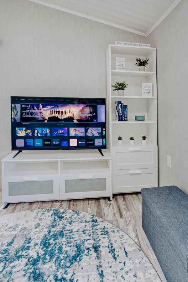 Modern & Cozy Stand-Alone Apartment - Perfect Stay Painted Post Exterior foto